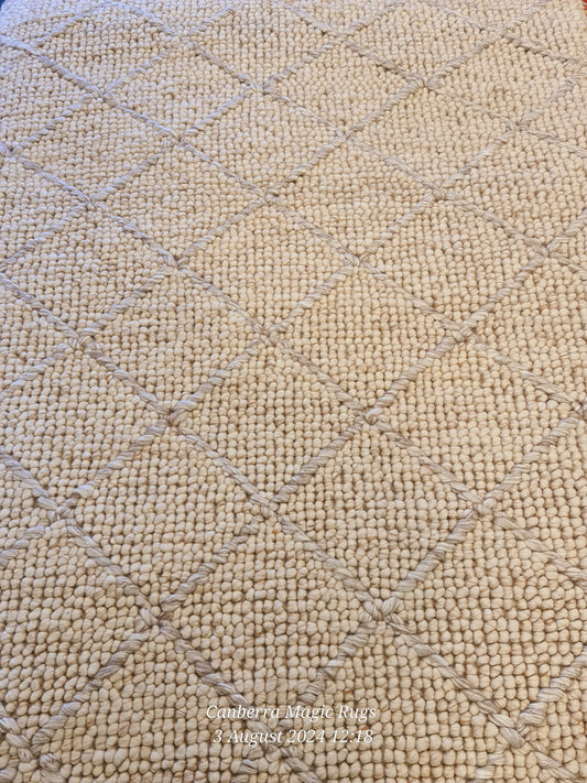 Elegant Geometric Pattern of Diamonds Handmade Rug – 125 x 190 cm - /products/handmade-elegant-rugs-for-sale-120-x-180-cm