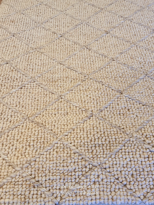 Elegant Geometric Pattern of Diamonds Handmade Rug – 125 x 190 cm - /products/handmade-elegant-rugs-for-sale-120-x-180-cm