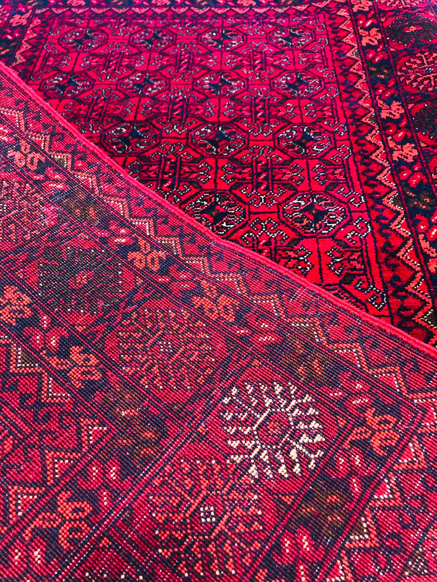 This beautiful and versatile Oriental rug will decorate your home