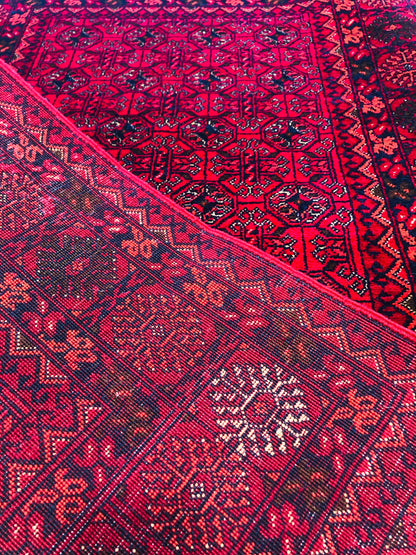 This beautiful and versatile Oriental rug will decorate your home