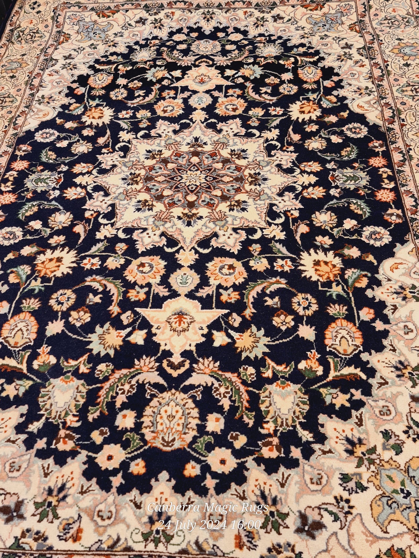 Elegant Floral Medallion Handmade Persian Rug with Ivory Border (140 x 220 cm)