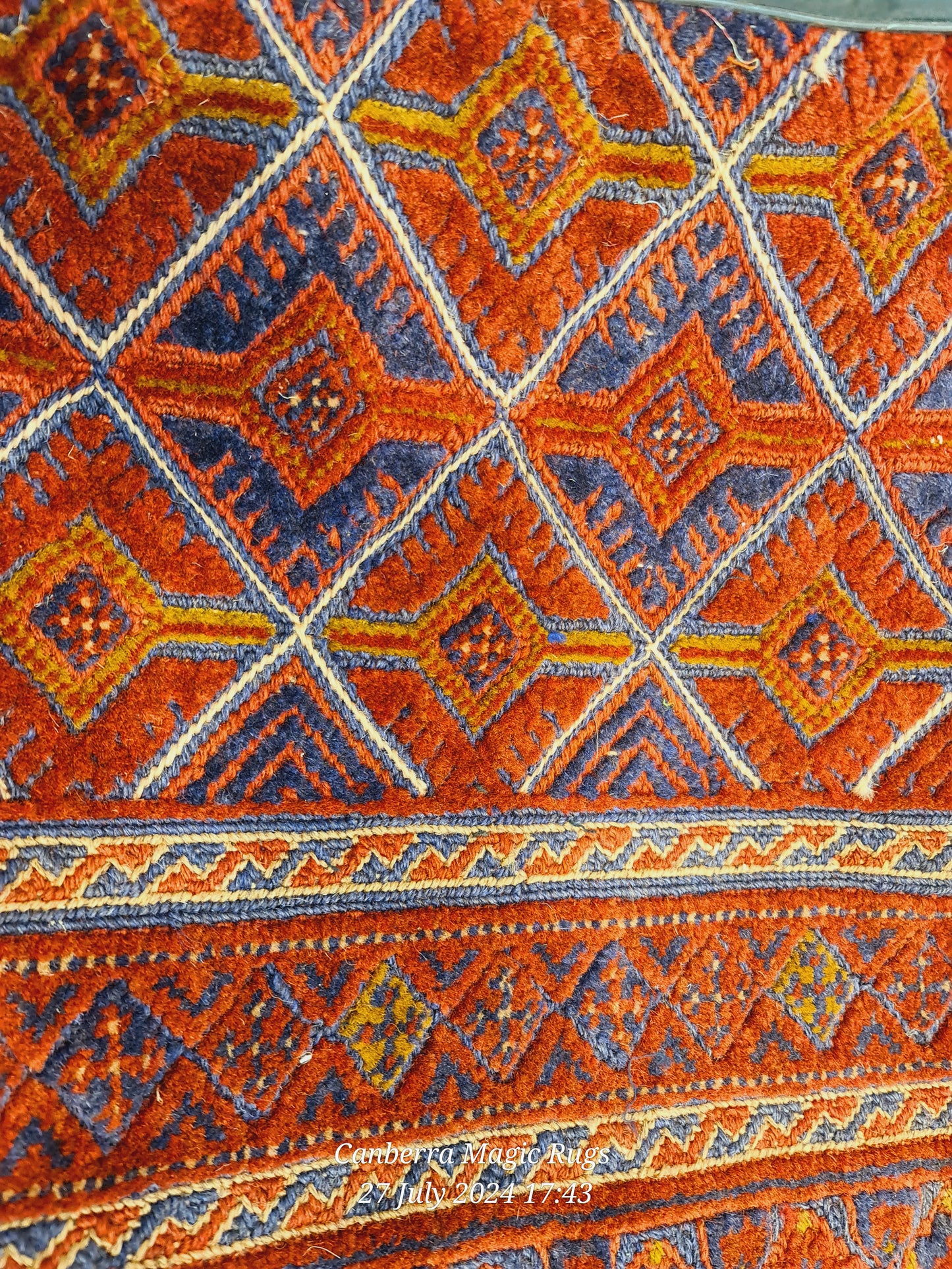 Beautiful natural wool hand knotted made in Afghanistan