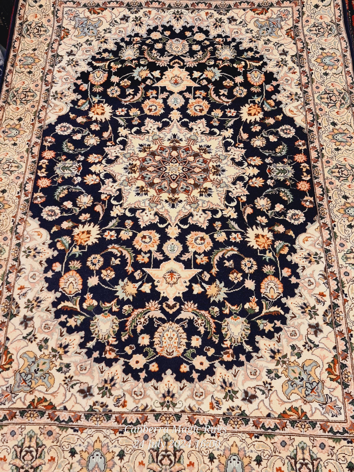 Elegant Floral Medallion Handmade Persian Rug with Ivory Border (140 x 220 cm)