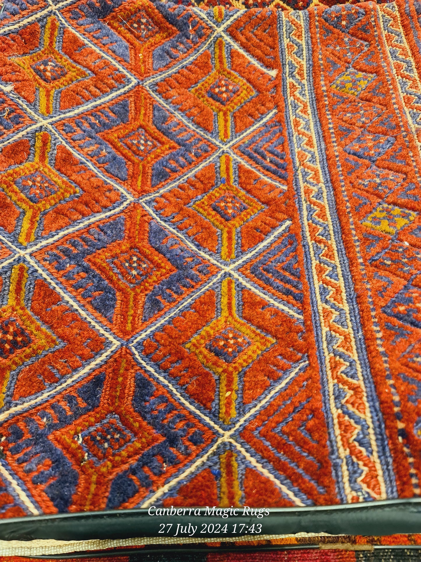 Beautiful natural wool hand knotted made in Afghanistan